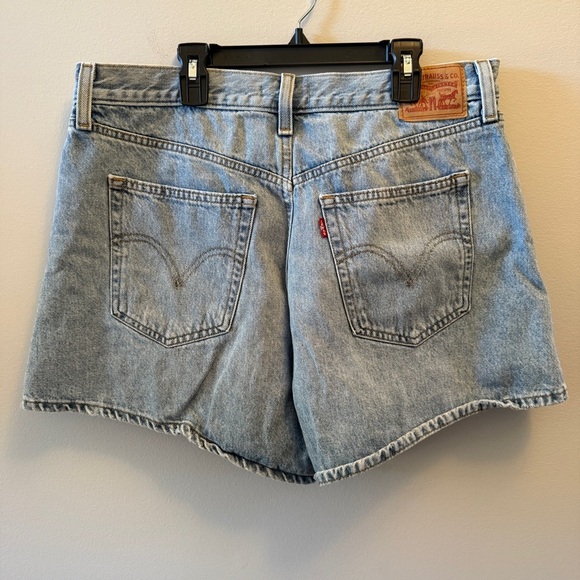 Levi’s High Waisted Mom Jean Shorts Size 33 - Picture 3 of 3